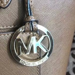 Meet your Posher, Emerald